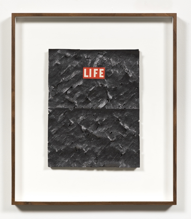 고 최병소 작가가 ‘라이프’지 위에 선을 반복해서 그어 완성한 작품.   페로탕 제공