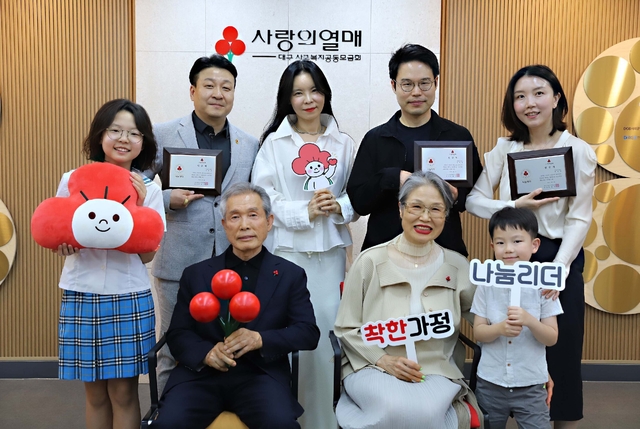 한자리에 모인 ‘대구 3대 나눔리더 가족’. (왼쪽부터 시계방향으로) 정이지(11) 양, 정태영(50) 씨, 김미리네(45) 씨, 김한별(42) 씨, 채현진(42) 씨, 김요한(7) 군, 어머니 곽점효(72) 씨, 아버지 김태억(74) 씨.  김미리네 씨 제공