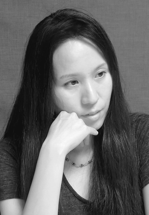 수년 전 돌아가신 어머니를 애도하며 시를 써낸 이제니 시인.  본인 제공