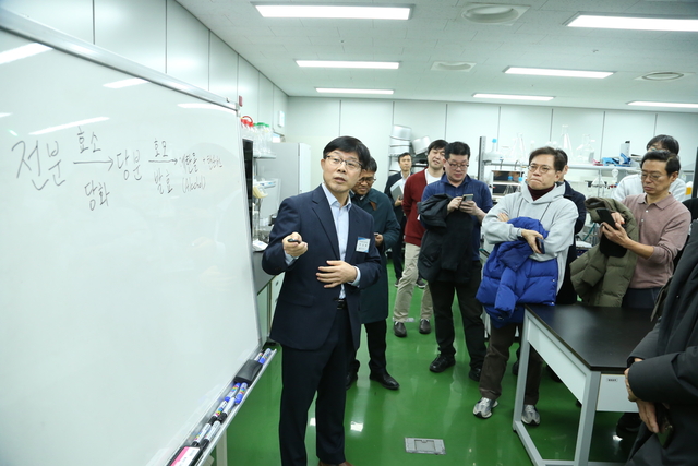 박상배 국세청 주류면허지원센터장이 지난 16일 제주 서귀포 주류면허지원센터에서 국산 양조효모 개발 과정 등에 대해 설명하고 있다.  국세청 제공