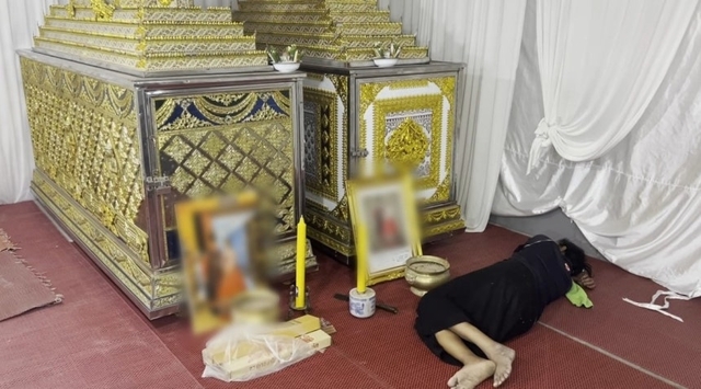 태국 열차 사고로 딸과 한국인 사위를 잃은 60대 태국인 여성이 슬픔에 빠져 있다. 태국 MCOT 페이스북