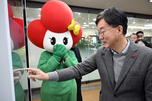 이민근 경기 안산시장이 지난 2023년 12월 안산시청 로비에 설치된 이동식 기부 단말기를 이용해 기부금을 내고 있다. 안산시청 제공