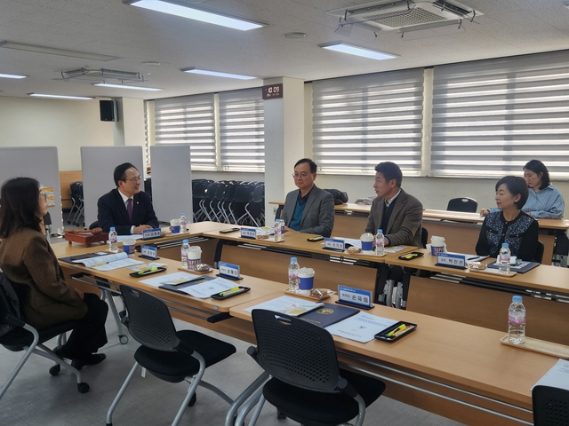 김형재 서울시의원이 13일 강남서초교육지원청에서 개최된 ‘2026학년도 강남서초 중학교 입학추첨관리위원회’에 위원장 자격으로 참석하여 회의를 주재하고 있다. 서울시의회 제공