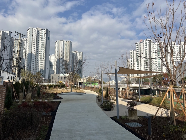 우이천 정비 후 잔디광장 등이 마련된 모습. 성북구청 제공