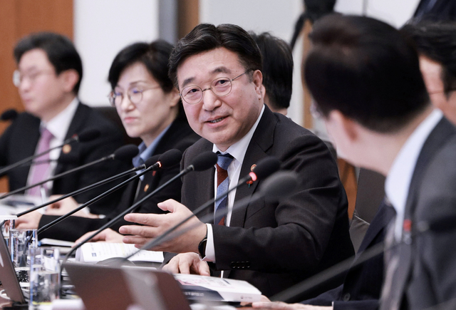 윤호중 행안부 장관이 20일 서울 청와대에서 이재명 대통령 주재로 열린 국무회의에서 발언하고 있다. 청와대통신사진기자단 및 연합뉴스