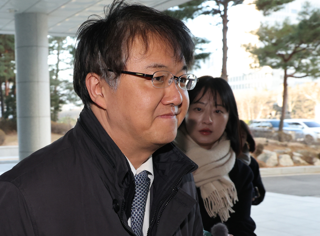 통일교와 신천지 등 특정 종교단체가 정치권에 영향을 끼쳤다는 내용의 ‘정교유착’ 의혹을 수사하는 김태훈 검찰·경찰 합동수사본부  본부장이 8일 서울 서초구 서울고검으로 출근하고 있다. 연합뉴스