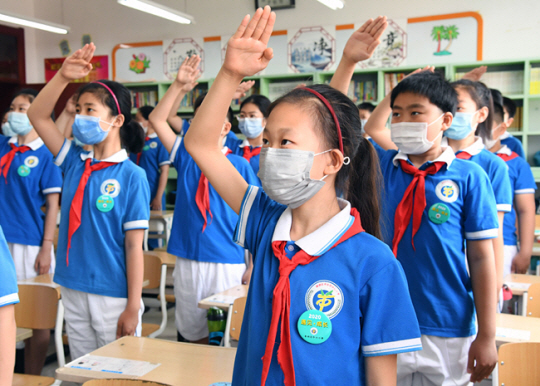 중국 베이징의 한 초등학교 교실에서 어린이들이 손을 들고 서있다. 신화통신 뉴시스