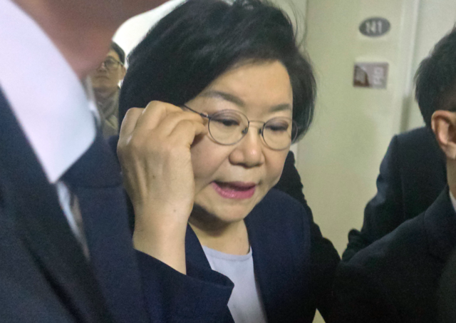 이혜훈 기획예산처 장관 후보자가 19일 국회 상임위 전체회의가 정회되자 이동하고 있다. 곽성호기자