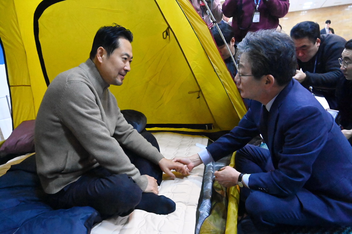 장동혁 단식농성장 찾은 유승민… “하나 돼 보수재건의 길 찾았으면”
