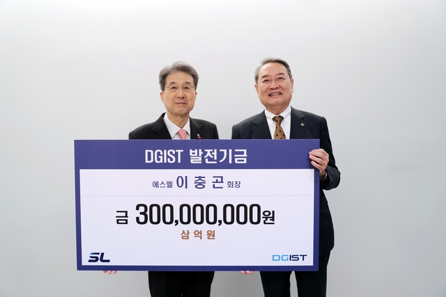 이충곤(왼쪽) 에스엘(SL Corporation) 회장과 이건우DGIST 총장. DGIST 제공