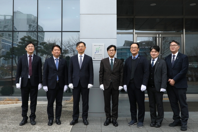 19일 대구에 소재한 한국산업기술기획평가원(산기평) 본원에서 전윤종(왼쪽 세 번째) 산기평 원장과 천영길(오른쪽 네 번째) 한국건설생활환경시험연구원(KCL) 원장이 산기평 본원 건물의 제로에너지건축물(ZEB) 인증 획득 기념 현판식을 열고 있다. 한국산업기술기획평가원 제공