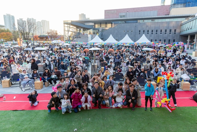 경기 용인문화재단이 추진한 문화 축제 ‘어텀라운지페스티벌’이 열린 용인포은아트홀 앞 광장에서 주민들이 즐거워하고 있다. 용인문화재단 제공