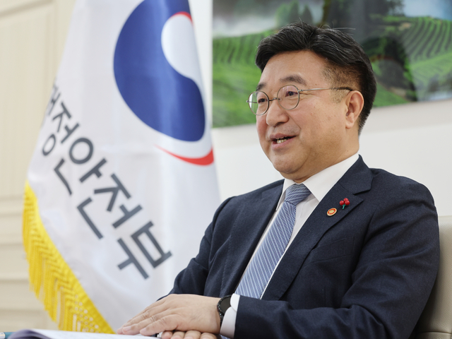 윤호중 행정안전부 장관이 지난 16일 서울 종로구 정부서울청사에서 연합뉴스와 인터뷰를 하고 있다.  연합뉴스