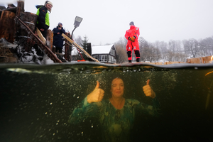 아기예수 생각하며 얼음물 속으로
