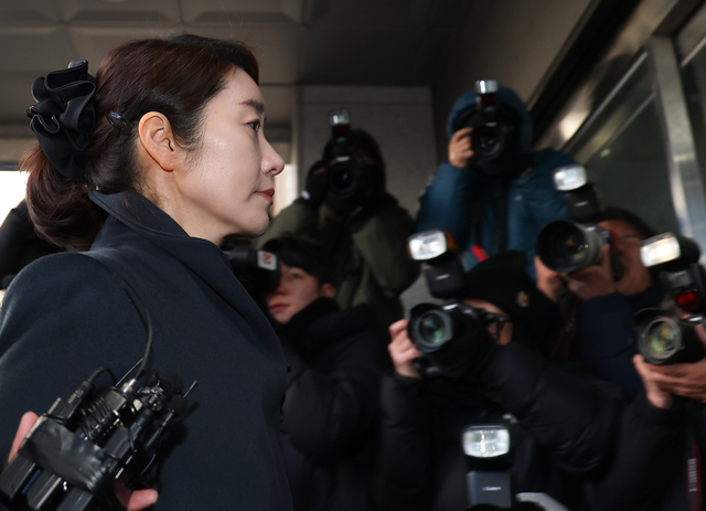 김경 서울시의원이 공천 대가로 건넨 1억 원을 수수한 혐의를 받는 무소속 강선우 의원이 20일 오전 서울 마포구 서울경찰청 공공범죄수사대로 출석하고 있다. 연합뉴스