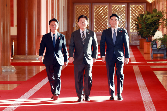 국무회의 향하는 대통령·총리·실장