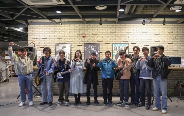 박강수 마포구청장이  마포음악창작소에서 뮤지션들과 기념촬영을 하고 있다. 마포구청 제공