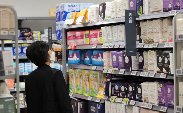 서울 시내 한 대형마트 생필품 판매대에 생리대 상품이 진열돼 있다. 뉴시스