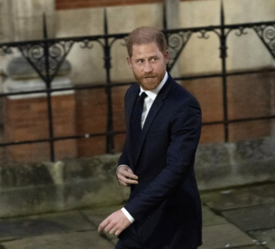 법원 나서는 해리 왕자. EPA 연합뉴스