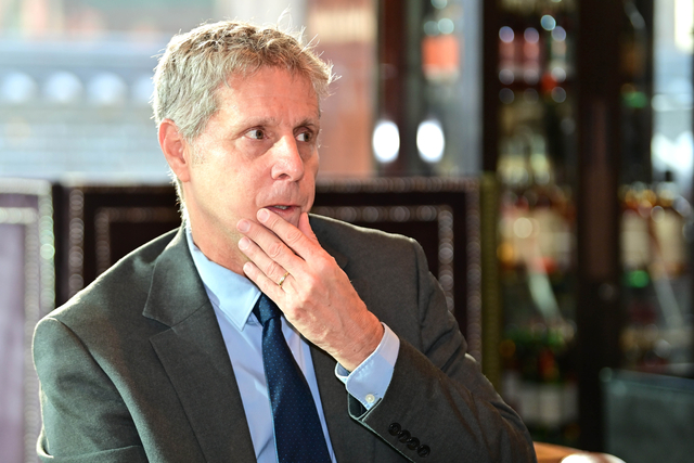 유발 샤니 이스라엘 히브리대 교수가 20일 서울 중구 웨스틴조선 호텔에서 가진 문화일보와의 인터뷰에서 디지털 기술과 인공지능(AI) 발전에 따라 새롭게 정의돼야 할 인권의 범위에 대해 설명하고 있다.  문호남 기자