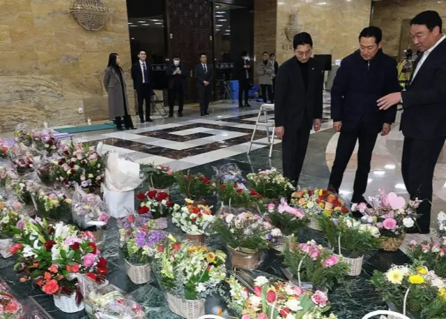 통일교·공천헌금 ‘쌍특검’ 수용을 요구하며 닷새째 단식 농성 중인 국민의힘 장동혁 대표가 19일 국회 로텐더홀 단식 농성장 앞에 배달된 응원 꽃바구니를 살펴보고 있다. 연합뉴스