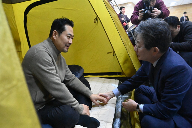 유승민(오른쪽)전의원이 20일 오전 국회에서 6일째 단식농성중인 장동혁국민의힘 당대표를 찾아 이야기하고 있다. 곽성호기자