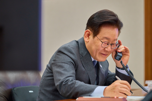 이재명 대통령이 20일 청와대에서 타밈 빈 하마드 알사니 카타르 국왕과 통화를 하고 있다. 청와대 제공