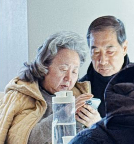 한 유명 경양식 돈가스 집에서 휴대전화를 보고 있는 한덕수 전 국무총리 부부. 최항 작가 페이스북