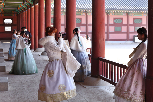 서울 종로구 경복궁을 관람 중인 관광객들. 연합뉴스