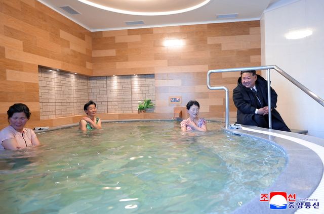 김정은 북한 국무위원장이 지난 20일 과거 운영 실태를 신랄하게 질타했던 함경북도 경성군 온포근로자휴양소 준공식에 참석해 리모델링 성과를 칭찬했다고 조선중앙통신이 21일 보도했다. 조선중앙통신 연합뉴스