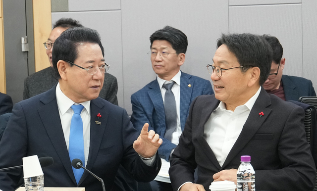 김영록(왼쪽) 전남지사와 강기정 광주시장이 21일 서울 국회의원회관에서 열린 광주·전남 행정통합 특별법 검토 제2차 조찬 간담회에서 특별법 내용에 대해 논의하고 있다. 전남도청 제공
