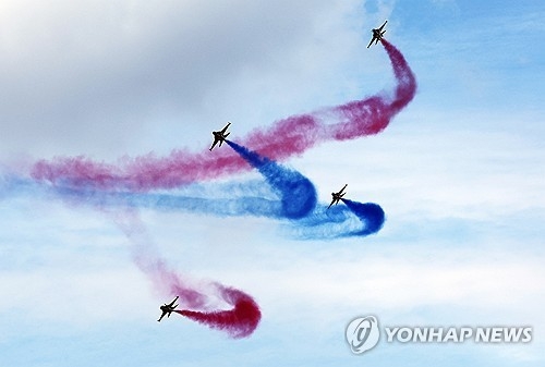 공군 특수비행팀 블랙이글스 기동하늠 모습. 연합뉴스