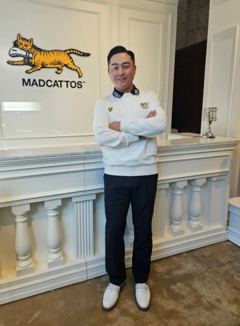 LIV 골프 프로모션대회를 수석 통과한 캐나다 교포 리처드 리가 21일 서울 강남구 압구정동 매드캐토스 플래그십 스토어에서 포즈를 취하고 있다. 오해원 기자