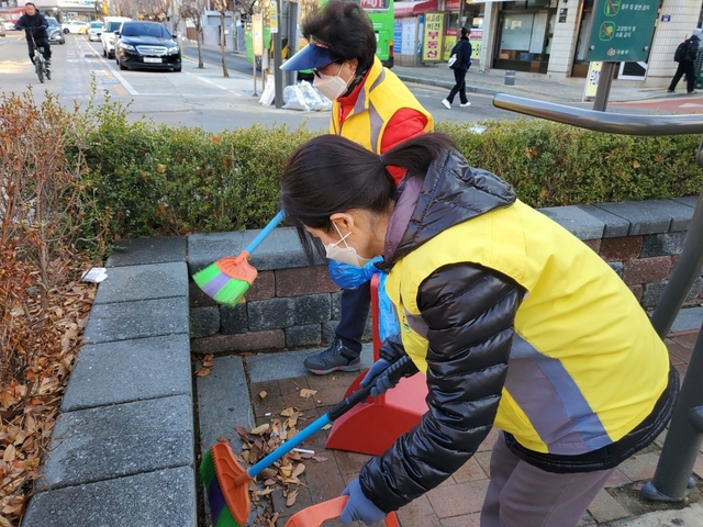 서울 구로구 관내에서 환경순찰 스마트모니터요원들이 취약지점들을 순찰하며 청소를 하고 있다. 구로구청 제공