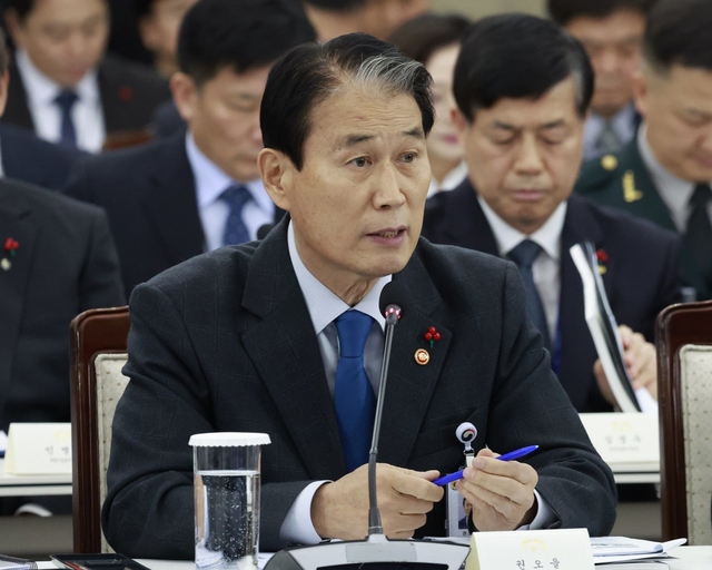 권오을 국가보훈부 장관이 지난해 12월 18일 서울 용산구 국방부에서 열린 국방부·국가보훈부 업무보고에서 발언하고 있다. 뉴시스 제공