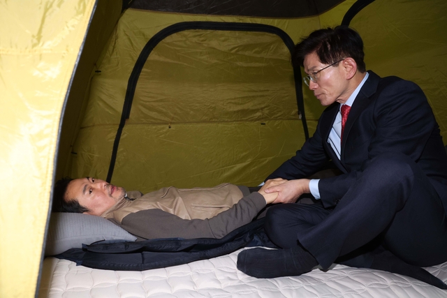 통일교·공천헌금 ‘쌍특검’ 수용을 요구하며 이레째 단식 중인 국민의힘 장동혁 대표가 21일 국회 로텐더홀 단식 농성장을 찾은 김문수 전 고용노동부 장관과 대화하고 있다. 공동취재단