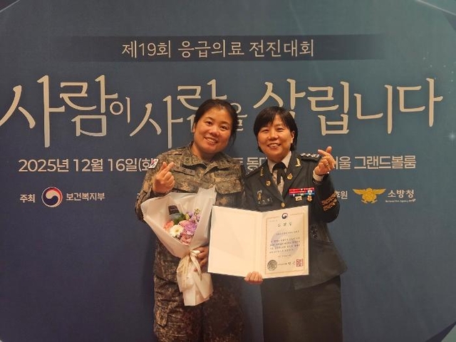 지난해 12월16일 ‘제19회 응급의료 전진대회’에서 부대를 대표해 보건복지부 표창을 받은 김미랑(오른쪽) 국군외상센터장과 남민정 외상소생간호팀장이 기념사진을 찍고 있다. 국방일보 제공