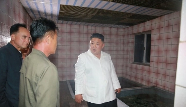 김정은 북한 국무위원장이 함경북도 경성군의 온천 휴양소인 온포휴양소를 방문했다고 조선중앙통신이 2018년 7월 17일 보도했다. 사진은 관련 장면. 조선중앙통신 연합뉴스
