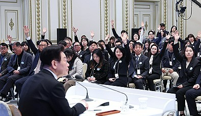이재명 대통령이 21일 청와대 영빈관에서 열린 신년기자회견에 참석해 질문에 답하고 있다. 연합뉴스