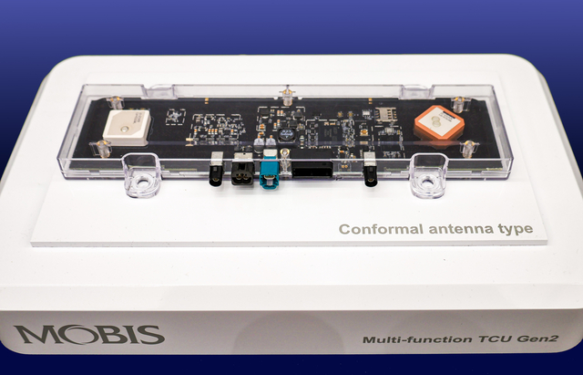 현대모비스가 개발하는 차량용 5G 무선통신 기반 안테나 일체형 텔레매틱스 솔루션(MTCU) 전시품. 현대모비스 제공