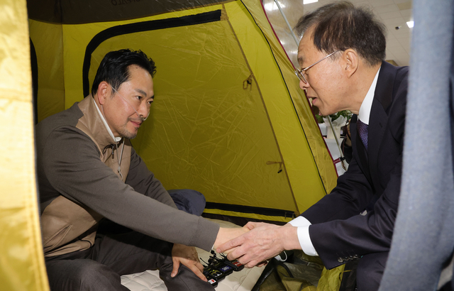 ‘쌍특검’ 수용을 요구하며 일주일째 단식 농성 중인 장동혁(왼쪽) 국민의힘 대표가 21일 서울 여의도 국회 로텐더홀에서 농성장을 찾은 이석연 국민통합위원장과 대화하고 있다. 공동취재