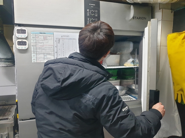 은평구 먹거리 불법행위 단속 모습. 은평구청 제공