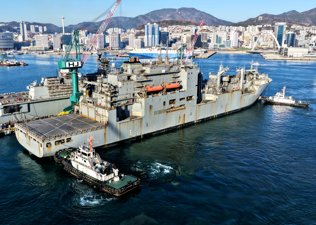 지난 12일 정비를 받기 위해 HJ중공업 영도조선소에 입항한 미 해군 군수지원함 ‘아멜리아 에어하트호’. HJ중공업 제공