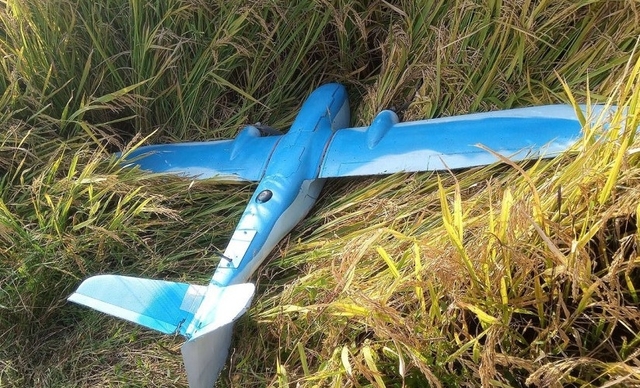 북한 조선인민군 총참모부 대변인은 지난 10일 조선중앙통신을 통해 지난해 9월과 지난 4일에 한국이 침투시킨 무인기를 격추했다고 주장하며 이에 대한 대가를 치르게 될 것이라고 위협했다. 사진은 북한이 주장한 개성시 장풍군에 추락된 한국 무인기. 조선중앙통신 연합뉴스