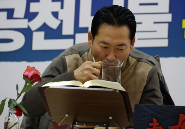 통일교·공천헌금 ‘쌍특검’ 수용을 요구하며 단식 7일 차를 맞은 국민의힘 장동혁 대표가 21일 서울 여의도 국회 로텐더홀 단식 농성장에서 물을 마시고 있다. 연합뉴스