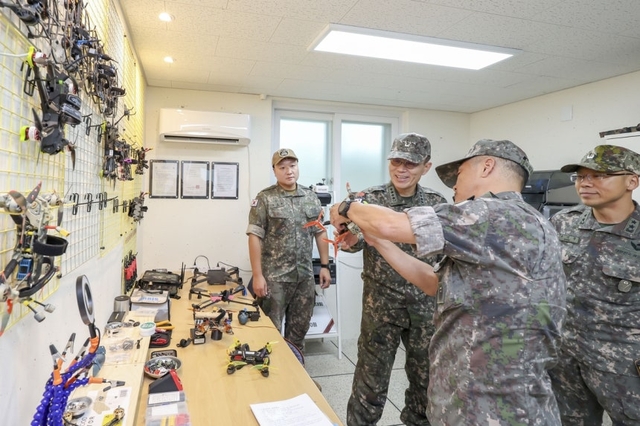 드론 직접 운용해보는 김규하 육군참모총장. 육군 제공