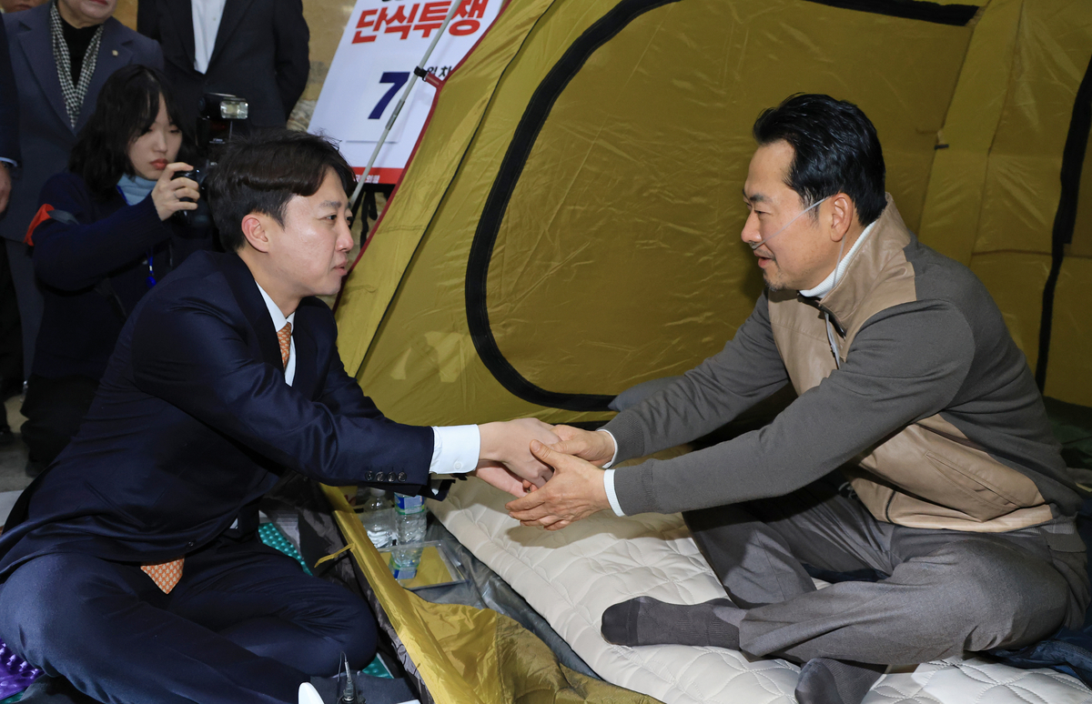 산소발생기 낀 장동혁·귀국날 달려온 이준석… “쌍특검 공동투쟁안 마련”