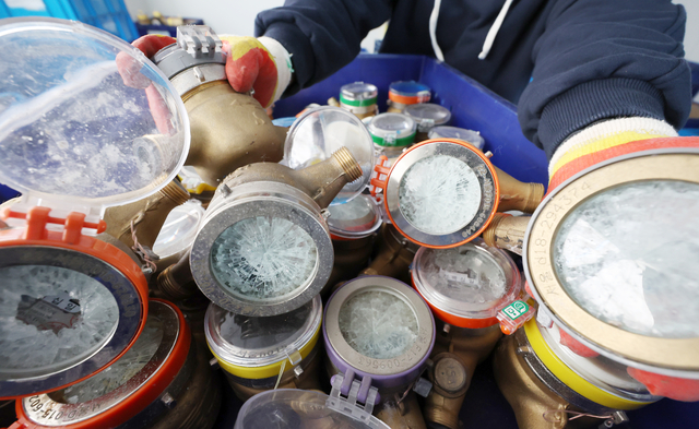 서울 강북구 서울북부수도사업소에서 직원이 동파된 수도계량기를 정리하고 있다. 뉴시스