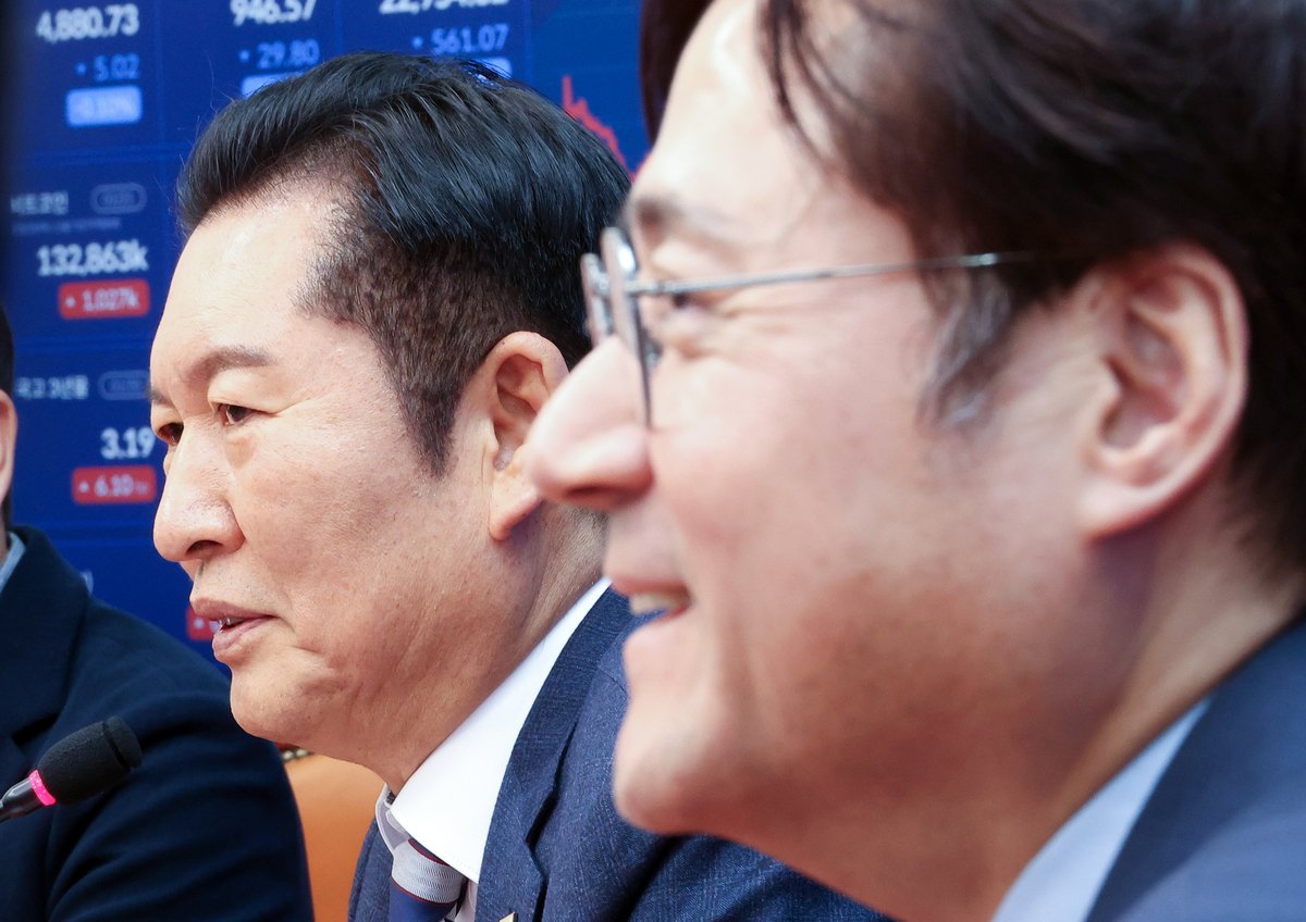 ‘친명·친청와대’라던 정청래, 이번엔 “李心鄭心”…홍익표 만나 “당정청 관계 더없이 좋아”