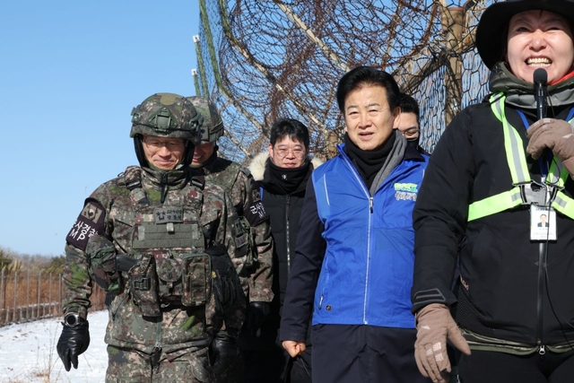 정동영 통일부 장관이 21일 DMZ 평화의 길 강원 고성 구간과 동해선 남북출입사무소 등을 방문하고 있다. 통일부